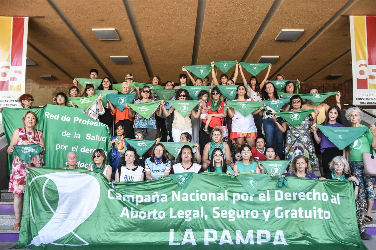 Un pañuelazo para recordar la marea verde y plantarse frente a lo que viene  - Radio Kermes