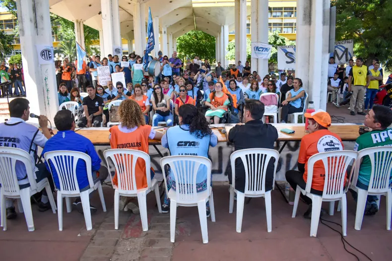 el plenario la intersindical que llamo al paro la pampa despues la protesta se desdibujo pero sigue vigente